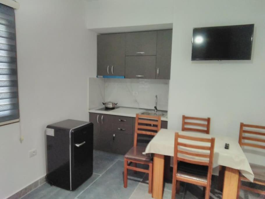 Besnik, For Rent