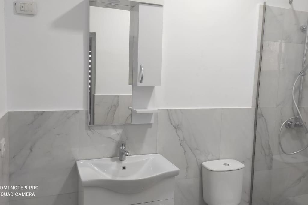Besnik, For Rent