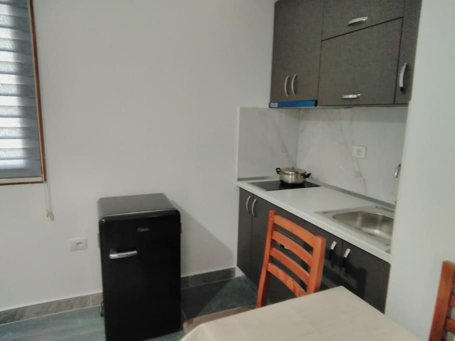 Besnik, For Rent *